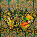 Tarot kortos – trijų kortų išdėstymas su ryškiomis pentaklių kortų iliustracijomis ant žalio‑auksinio nugarėlio