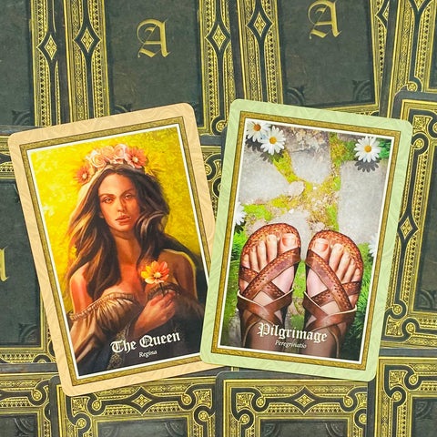 Taro kortos – dvi atviros kortos: „The Queen“ su gėle ir „Pilgrimage“ su sandalais, aiški priekinių iliustracija