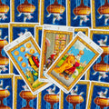 Tarot kortos katiniškų pentaklų rinkinys, stambus planas su trimis atverstomis kortomis ir ryškiai mėlynomis nugarėlėmis