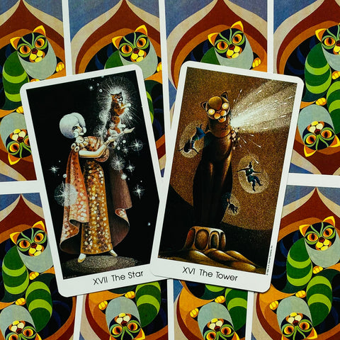 tarot kortos katų tematikos komplektas, The Star ir The Tower kortos persidengiant ant spalvoto kačių nugarėlių fono