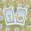 Tarot kortos su taurės ir monetos simboliais, pastelinės mėlynos kortos su purpuriniu rėmeliu ir auksiniu ženkleliu