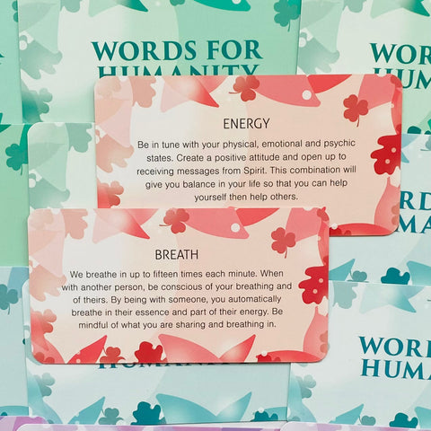 Kortelės Words for Humanity: dvi pastelinės patarimų kortelės Energy ir Breath su raudonu gėlių raštu ant pakuotės fono