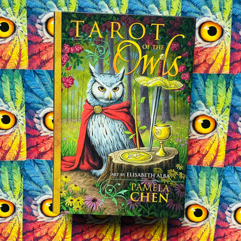 Tarot of the Owls priekinis viršelis — pelėda raudonu apsiaustu, auksinė taurė ir kardas, aut. Pamela Chen, spalvotas plunksnų fonas
