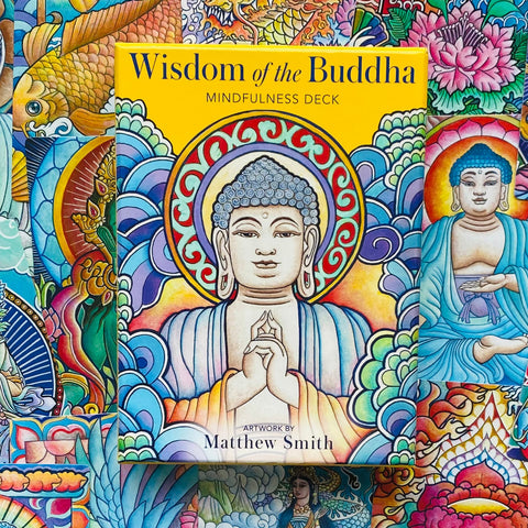kortų rinkinys Wisdom of the Buddha geltonoje dėžutėje, dėžutės priekinė pusė su Budos iliustracija ir ryškiais ornamentais fone
