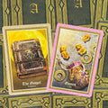 Tarot kortos su dviem atverstomis kortomis: The Gospel su geltonu mėnuliu ir Games su rožiniu rėmeliu ir kauliukais