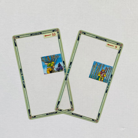 Tarot kortos – dvi atviros IX ir X Lazdų kortos ant balto fono, mažos spalvotos iliustracijos centre
