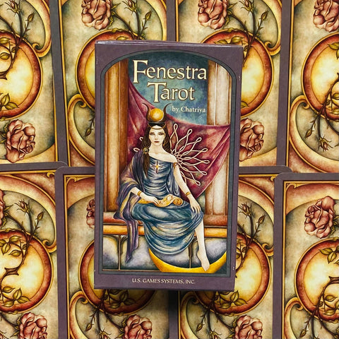 Fenestra Tarot kortos, dėžutės priekinė dalis su violetiniais kraštais ir rožių raštu fone, skirtos kolekcionavimui