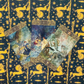 tarot kortos su iliustruotomis pasakų scenomis, trys kortos išdėstytos ventilatoriumi ant tamsiai mėlyno žvaigždėto audinio