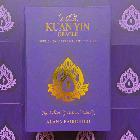 Kuan Yin orakulas Alana Fairchild, aksominė "Velvet Goddess" leidimo purpurinė dėžutė su aukso reljefu priekyje
