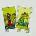 tarot kortos Rider–Waite komplektas ant balto fono, dvi atviros kortos (VIII ir VII) geltonu tonu ir auksinėmis nugarėlėmis