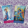 Angelų kortos rinkinys — dvi spalvotos kortos (Guardian Angel of Winter ir Guardian Angel of the World) ant violetinio gėlių fono, parodytos skirtumui tarp žieminės ir pasaulio varianto