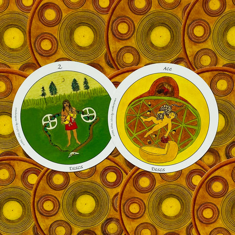 tarot kortos, dvi Discs kortos (2 ir Ace) ryškiomis žaliai geltonomis iliustracijomis ant raštuoto geltono fono