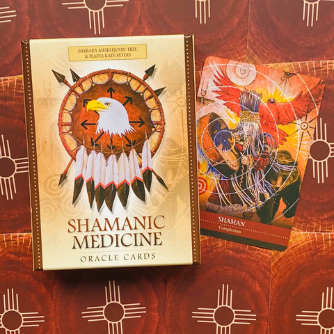 Shamanic Medicine kortos – smėlio ir raudonų tonų dėžutė su ereliu ir atversta „Shaman“ korta, parodyta iš viršaus