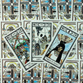 Tarot kortos su spalvotais piešiniais, trys atviros kortos (Maiden of Vessels, Ten, Nine) išdėstytos ant raštuotų nugarėlių