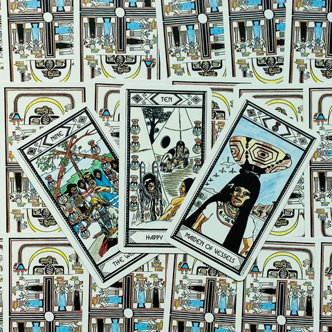 Tarot kortos su spalvotais piešiniais, trys atviros kortos (Maiden of Vessels, Ten, Nine) išdėstytos ant raštuotų nugarėlių