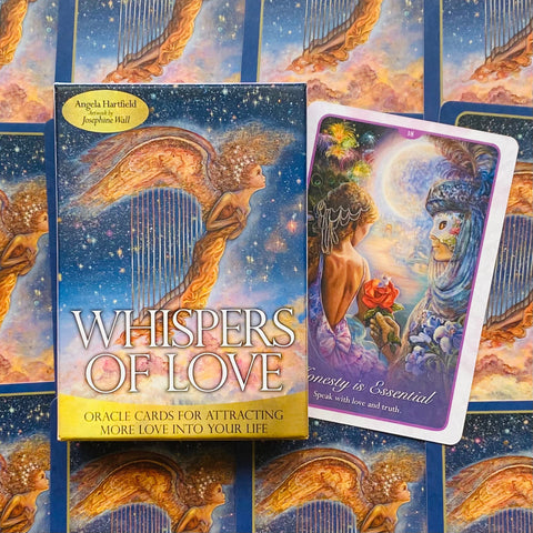 Orakulo kortos Whispers of Love – mėlyna dėžutė su angelu ir arfa bei atversta spalvota korta „Honesty is Essential“