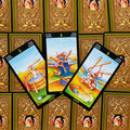 Tarot kortos, iliustruotas variantas: trys atverstos lazdų kortos iš viršaus, parodytos ant auksinės ornamentuotos nugarėlės