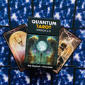 Quantum Tarot kortų rinkinys Version 2.0 dėžutė priekyje su trimis atverstomis kortomis ant mėlyno žvaigždėto fono