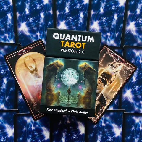 Quantum Tarot kortų rinkinys Version 2.0 dėžutė priekyje su trimis atverstomis kortomis ant mėlyno žvaigždėto fono