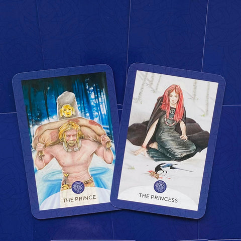 Tarot kortos, dvi iliustruotos kortos (The Prince ir The Princess) su mėlynu rėmeliu, parodytos priekinės pusės detalės