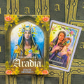 Orakulo kortų rinkinys The Gospel of Aradia, mėlyno ir aukso dėklo viršelis šone atversta „Reconciliation“ korta