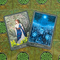 tarot kortos dvi atverstos kortos Grace ir Awareness ant žalio keltų rašto fono, artimas kampas