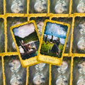 tarot kortos su geltonais kraštais: matomos 5 ir 6 kalavijų kortos prie mėlyno mėnulio, kortų nugarėlės fone
