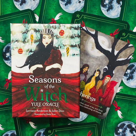 Orakulų kortos Seasons of the Witch Yule — dėžutė su iliustruotu viršeliu ir viena parinkta korta fone