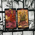 tarot kortos dailiai iliustruotos juodu rėmeliu — kairėje raudona apsiaustu figūra, dešinėje 10 su augalu ir šaknimis