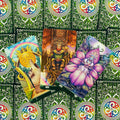 Tarot kortos — trijų atvertų kortų rinkinys su ryškiomis violetinėmis ir žaliomis iliustracijomis ant ornamentuotų žalių nugarėlių