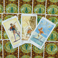 Tarot kortos — trys atverstos lazdų (Wands) kortos akvareliniais piešiniais centre ant turkio‑auksinės nugarėlės, skirtos trijų kortų sklaidai