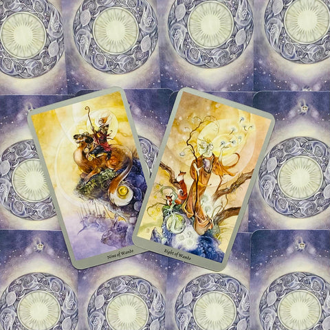Tarot kortos su dviem atvertomis iliustruotomis kortomis (Nine of Wands, Eight of Wands), spalvota mistiška nugarėlė