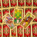 Lenormand kortos su atvertomis Laivas, Dobilas ir Raitelis kortomis ant raudonai auksinio ornamentuoto nugarėlių fono