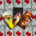 Tarot kortos su trimis spalvingais arkų piešiniais — raudono, geltono ir tamsaus motyvų komplektas ant dekoratyvaus raudonai–pilko fono