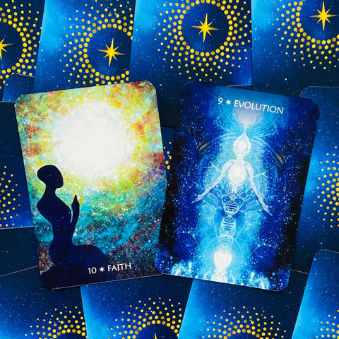 Tarot kortos dviejų kortų atidarymas su Faith spalvingu šviesos siluetu ir Evolution mėlyna švytinčia figūra prieš žvaigždėtą nugarėlę