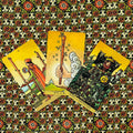 Tarot kortos Rider‑Waite, trijų kortų išklotinė (Ace of Wands, King of Pentacles) ant geltono raštuoto audinio