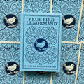 Lenormand kortos Blue Bird – šviesiai mėlyna dėžutė su ornamentu ir paukščio logotipu, priekinė pusė, 38 kortų rinkinys