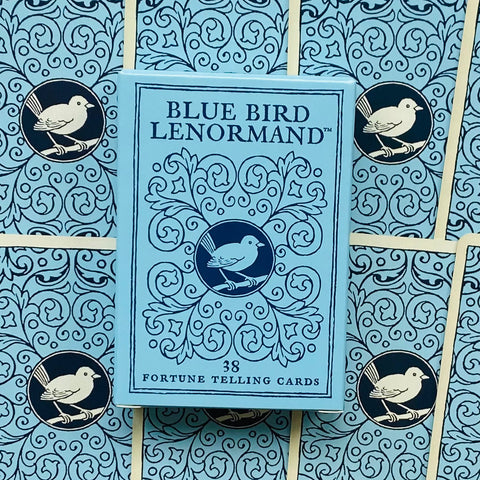 Lenormand kortos Blue Bird – šviesiai mėlyna dėžutė su ornamentu ir paukščio logotipu, priekinė pusė, 38 kortų rinkinys