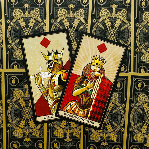 tarot kortos – prabangi juodo‑auksinio nugarėlių komplektas, išdėstytos Karalius ir Karalienė Monetų kortos