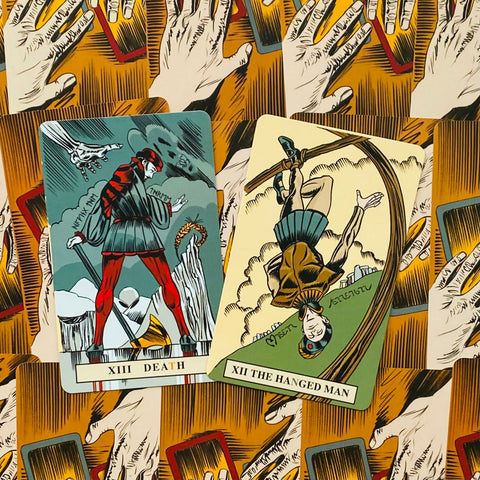 tarot kortos spalvotas iliustracijų rinkinys su XIII Death ir XII The Hanged Man, kampuotas kadras ant raštuotos nugarėlės