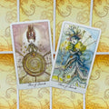 tarot kortos dvi pastelinės kortos (Three of Swords ir Four of Swords) priekinės pusės, švelniai persidengiančios ant geltonų nugarėlių