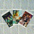 Tarot kortos su spalvingomis iliustracijomis, trys atvertos kortos (Kardų princas, Kardų karalienė, Kardų riteris) ant geometrinio nugarėlių fono