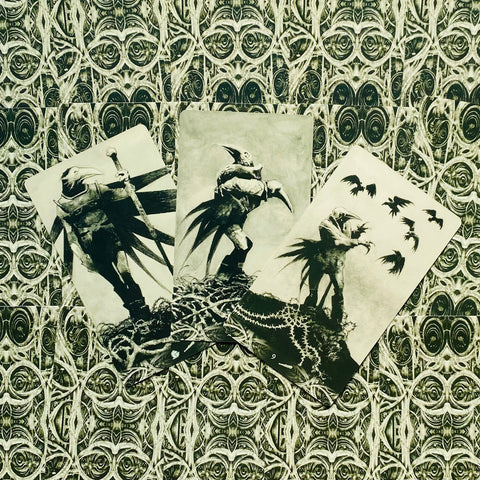 Tarot kortos su tamsiomis varno ir kaukėto personažų iliustracijomis, trijų kortų išdėstymas ant ornamentuoto žalio fono, akcentuotos detalės