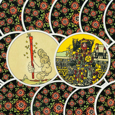 Tarot kortos apvalūs žymekliai su juodomis nugarėlėmis ir raudonomis gėlėmis, atvertos rodo Lazdų tūzą ir Pentaklų karalių