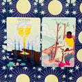 Tarot kortos su spalvingomis iliustracijomis — Ace of Cups ir King of Wands rodoma šalia ant mėlyno žvaigždėto fono
