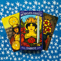 Tarot kortos Morgan‑Greer su spalvotu dėklu ir trimis išskleistomis kortomis ant mėlyno fono su baltomis žvaigždėmis