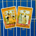 tarot kortos — dviejų Pentaklių kortų komplektas (Five ir Six) ant mėlyno raštuoto fono, išklotos įstrižai