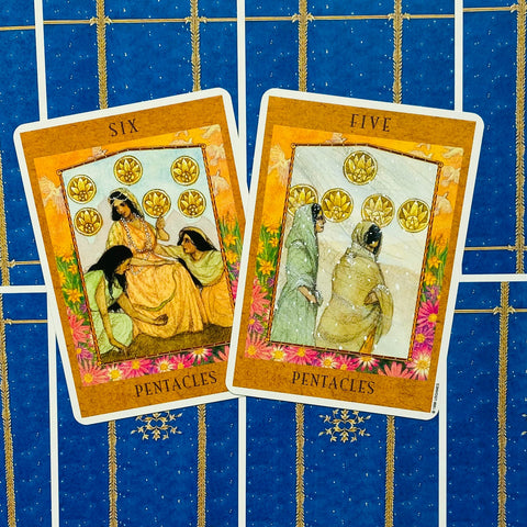 tarot kortos — dviejų Pentaklių kortų komplektas (Five ir Six) ant mėlyno raštuoto fono, išklotos įstrižai
