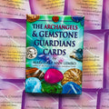 angelų kortos Archangels & Gemstone Guardians Margaret Ann Lembo, spalvota dėžutė su akmenų motyvais ant violetinių afirmacijų kortelių fono