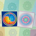 Meditacijos kortos, dvi atviros kortos su mėlyna čakrų yin‑yang ir pasteline gėlių mandala, artimas planas